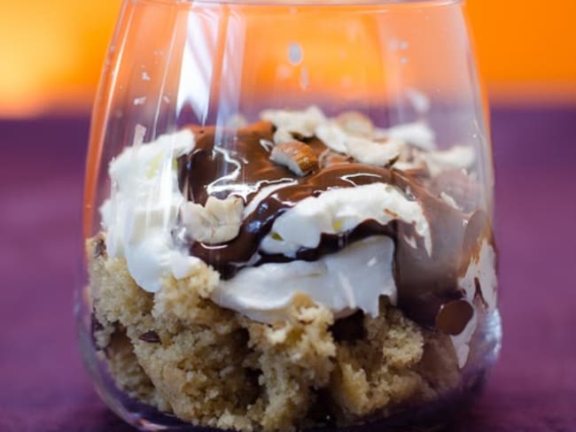 Verrine de cookie avec du chocolat et des noisettes