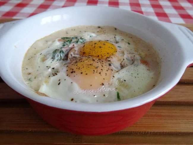 Oeufs cocotte au saumon fumé et champignons à la crème