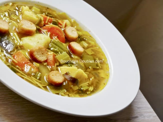 Potage rustique au curcuma et sucs de poulet rôti