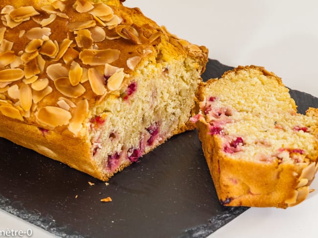 Gâteau du matin aux amandes et aux groseilles