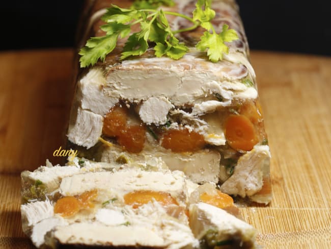 Terrine de poulet fermier au foie gras et aux légumes