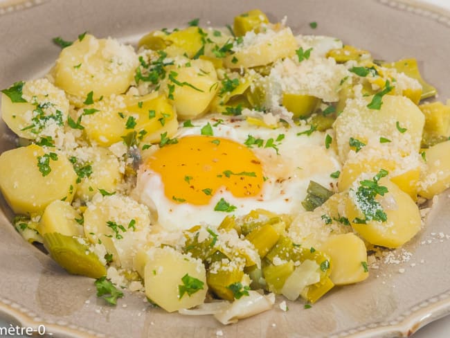 Poêlée de poireaux jaunes ou verts et pommes de terre aux oeufs