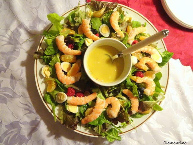 Salade mesclun, gambas, œufs de caille et fruits rouges