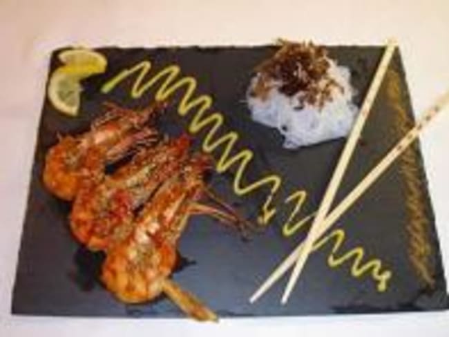 Brochettes de Gambas à la Citronnelle accompagnées de Vermicelles aux Champignons Noirs