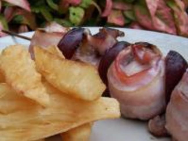 Brochettes de Lapin aux Quetsches et Frites de Manioc