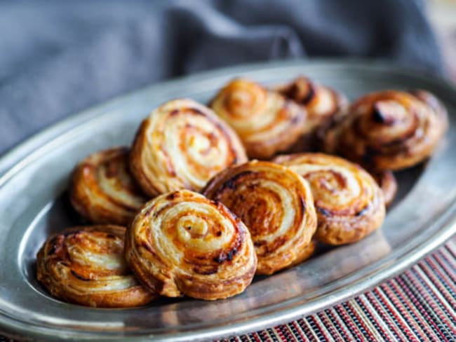 Petits feuilletés roulés apéritifs au saumon fumé