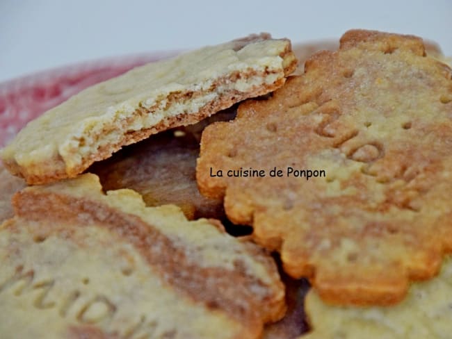 Biscuit aux amandes, poudre de combava et cacao