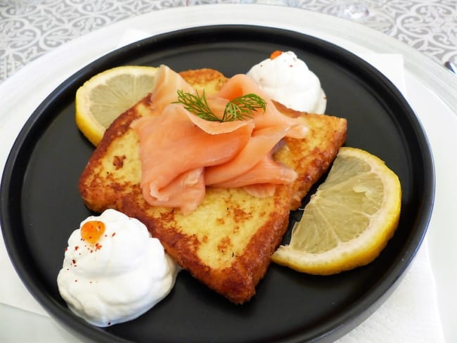 Brioche perdue au saumon fumé et chantilly au raifort et à la vodka