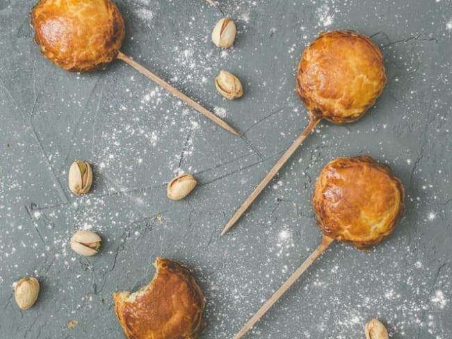 Mini sucettes galettes des rois avec 4 variantes : noisette, pistache, tonka, sésame