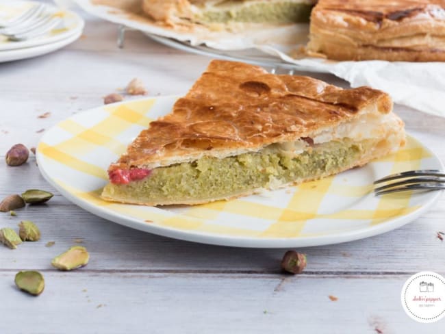 Galette des rois maison  à la pistache et aux framboises