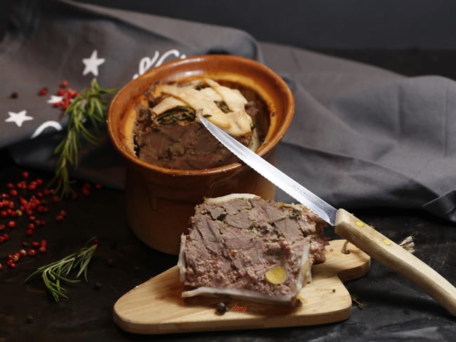 Terrine de chevreuil aux noisettes, aux baies rouges et baies de genièvre