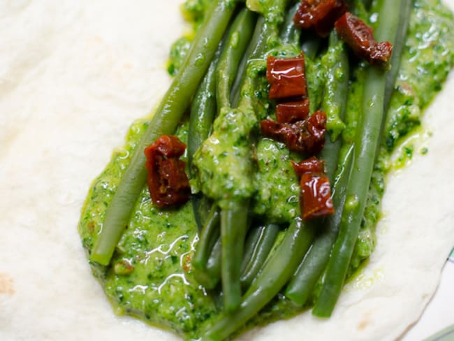 Wrap d'haricots verts au pesto d'épinards et aux tomates séchées