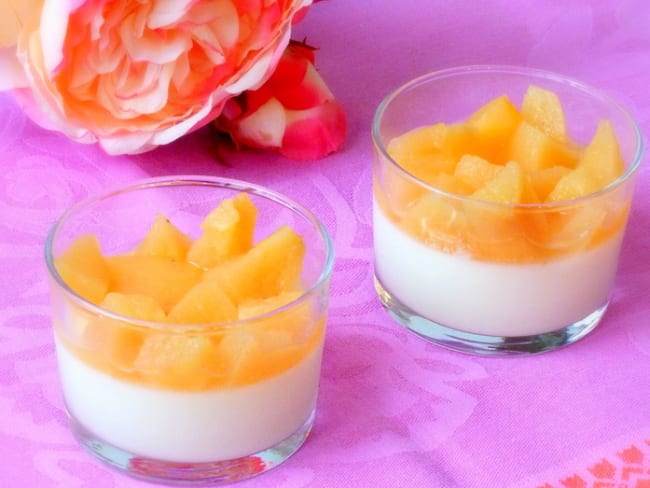 Panna cotta au yaourt, parfum de rose et coings pochés