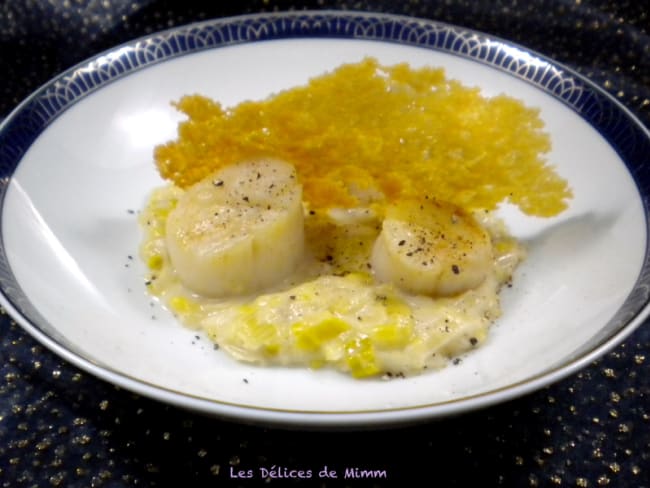 Noix de Saint-Jacques aux poireaux et tuile de parmesan