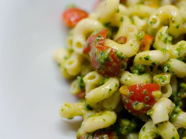 Salade de pâtes au pesto et aux tomates cerises