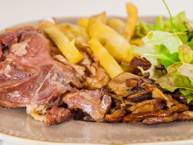 Confit de canard aux cèpes, pommes de terre frites au four