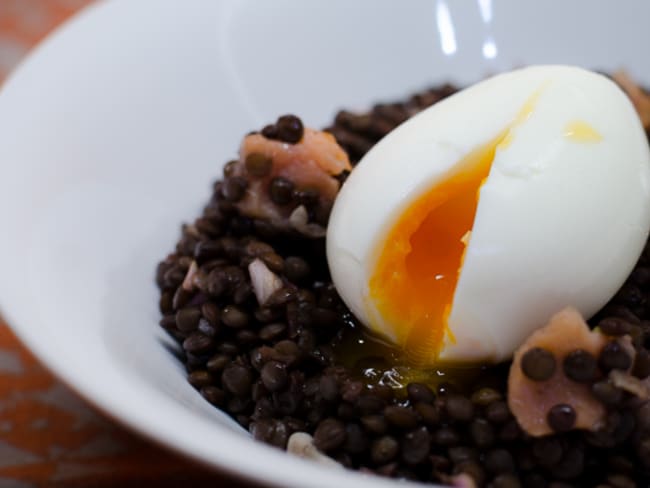 Salade de lentilles au saumon fumé avec un oeuf mollet