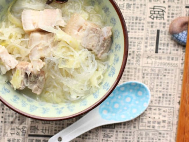 Soupe de choucroute et de porc à la chinoise