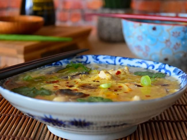 Soupe chinoise au poulet, recette asiatique