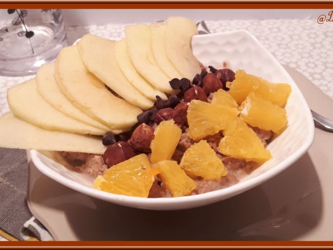 Porridge aux flocons d'avoine et noisettes