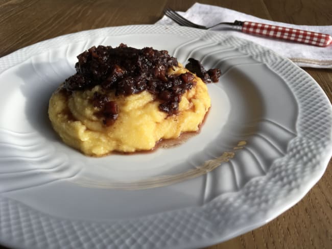 Noix de joue de porc au vin rouge sur lit de polenta 