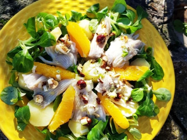 Salade tiède de raie à l’orange et noisettes grillées