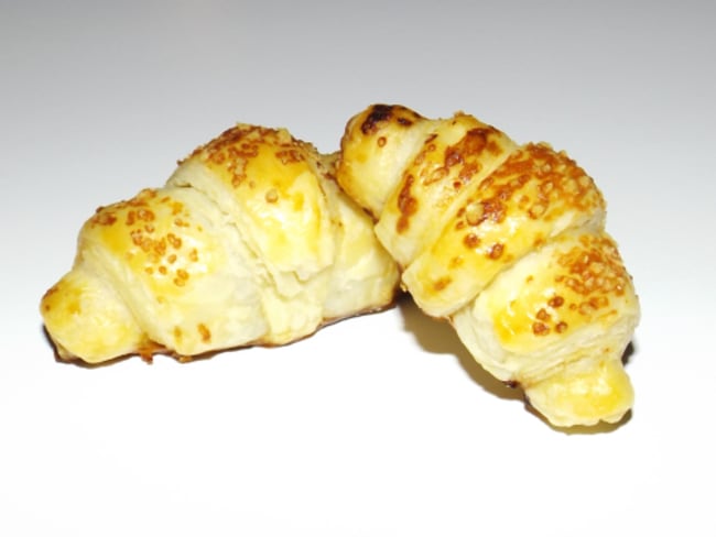 Croissants feuilletés au confit d’oignons et au magret de canard séché