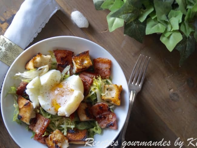 Salade lyonnaise :la recette traditionnelle avec salade frisée, œufs pochés, lard et croûtons grillés