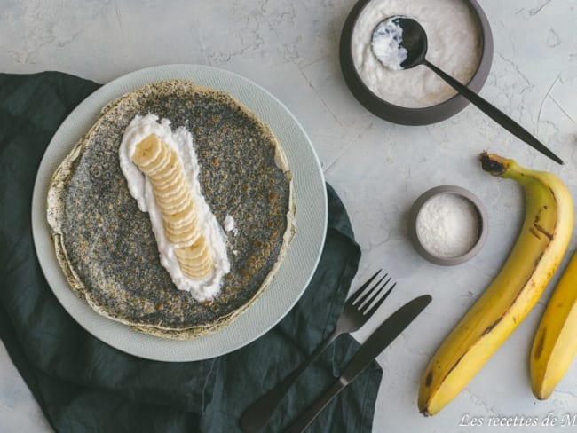 Crêpes au sésame noir et crème de noix de coco