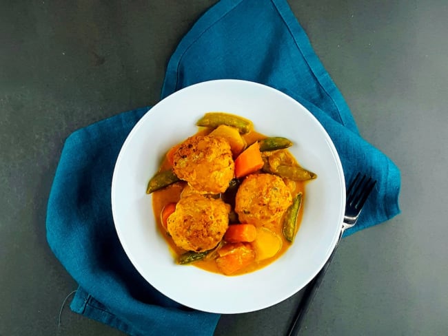 Boulettes de poisson et curry de légumes