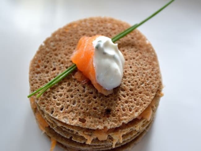 Millefeuille de crêpes de blé noir au saumon fumé