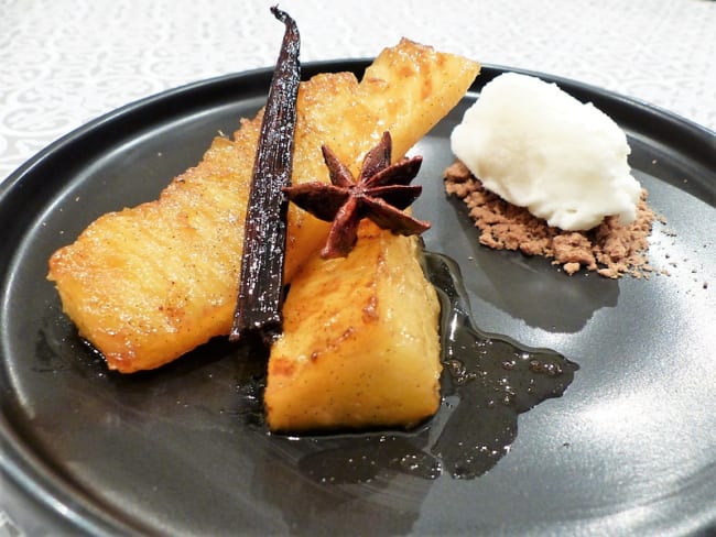 Ananas caramélisé aux épices et son sorbet au yaourt grec