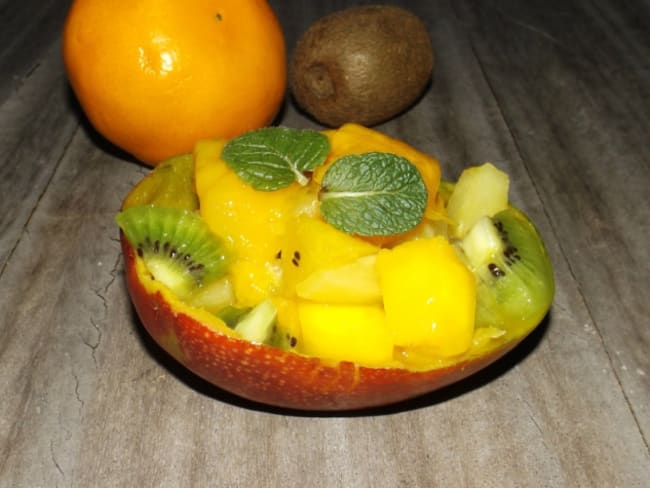 Salade de fruits exotiques mangue, ananas et kiwi