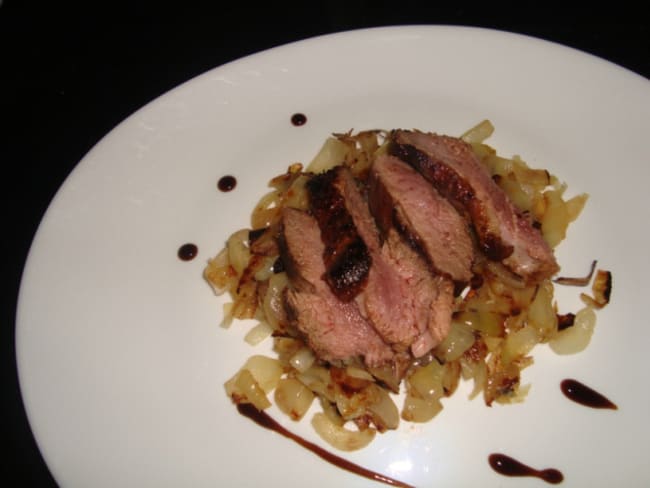 Magret de canard aux oignons