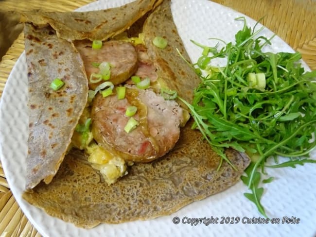 Galette sarrasin à l'andouille de Vire et fondue de poireaux et pommes