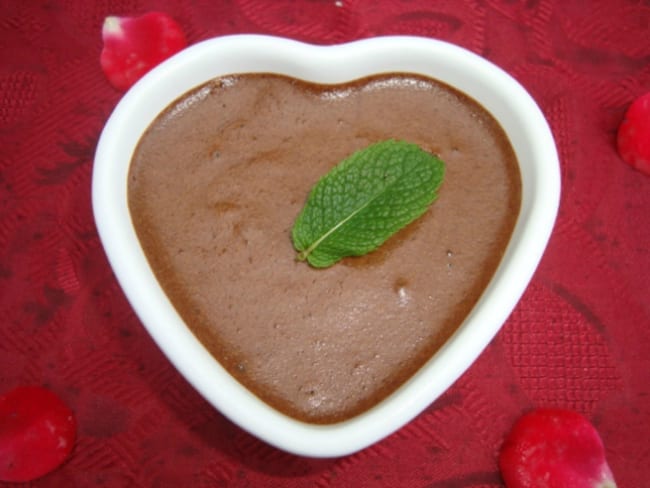 Mousse au chocolat noir à la menthe et aux épices aphrodisiaques pour la saint-valentin