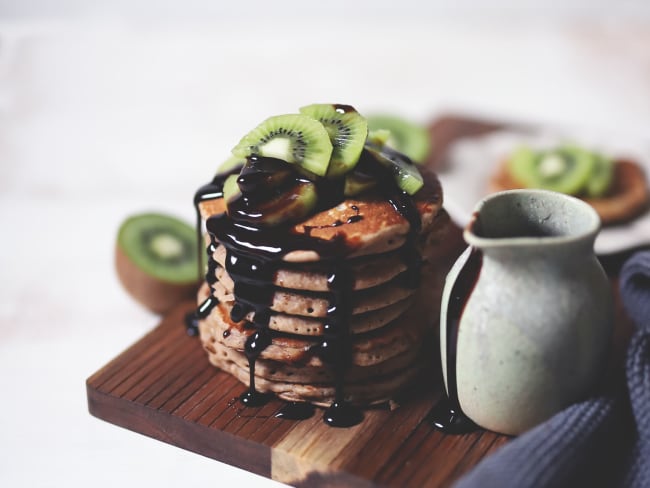 Recette de pancakes vegan topping kiwi chocolat