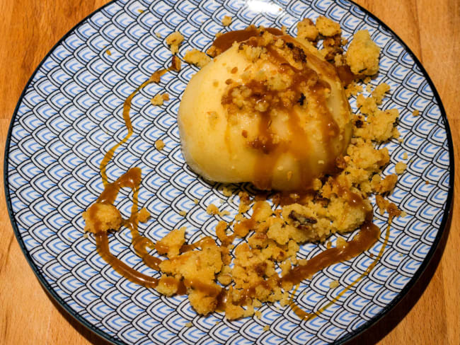 Poire comice et crumble aux noix de pécan épices et citron sauce caramel beurre salé