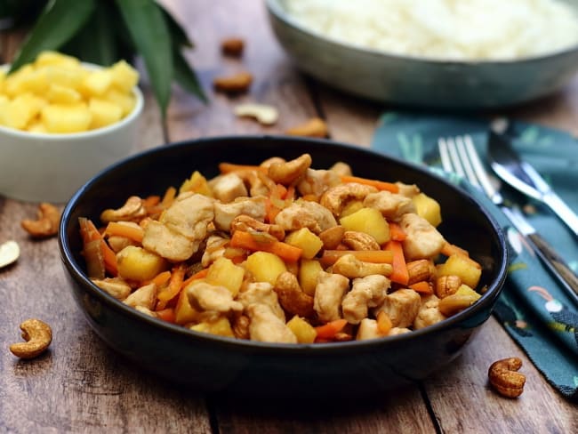 Poulet sauté aux noix de cajou et ananas