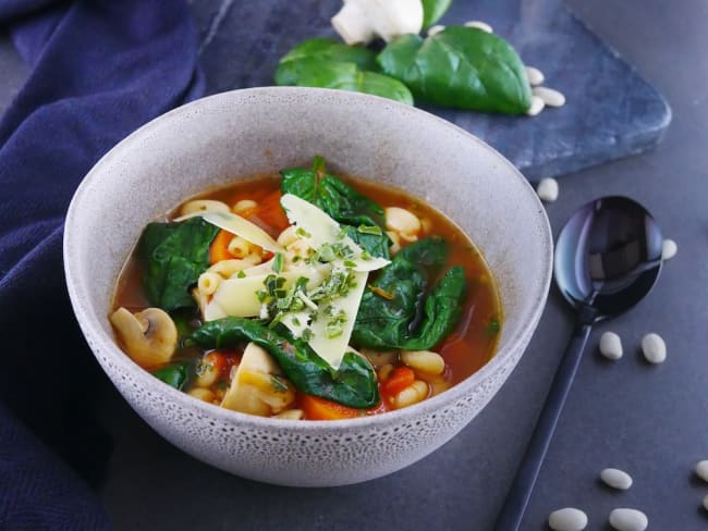 Minestrone ou soupe italienne d’hiver maison aux haricots blancs, champignons et épinards