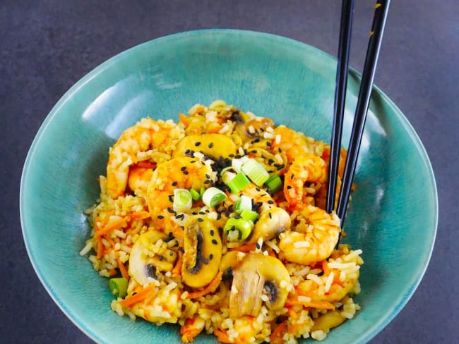 Riz sauté aux crevettes, légumes, ail et gingembre