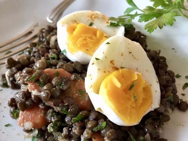 Salade de lentilles au curry et aux oeufs