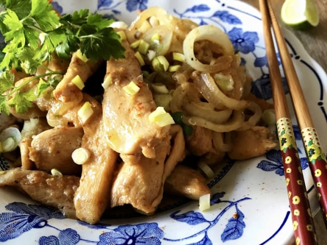 Poulet au curry rouge thaï et à l'ail