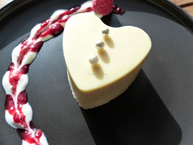 Mousse aux fruits rouges en coque de chocolat blanc, un dessert pour la saint-valentin