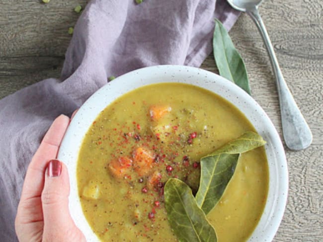 Soupe aux pois cassés et légumes d'hiver