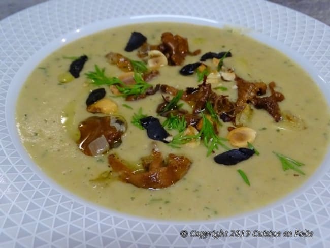 Velouté de pommes de terre, champignons, céleri, aneth et ail noir