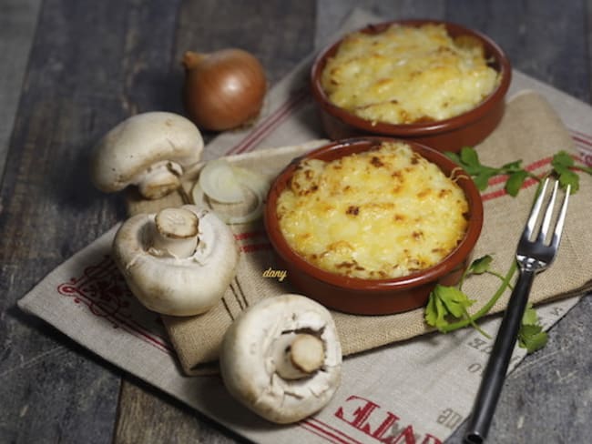 Gratin de purée de pommes de terre à la fondue d'oignons et champignons