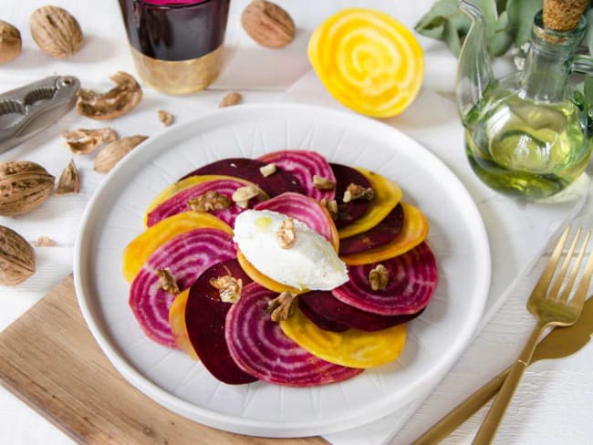 Carpaccio de betterave crue au chèvre et aux noix