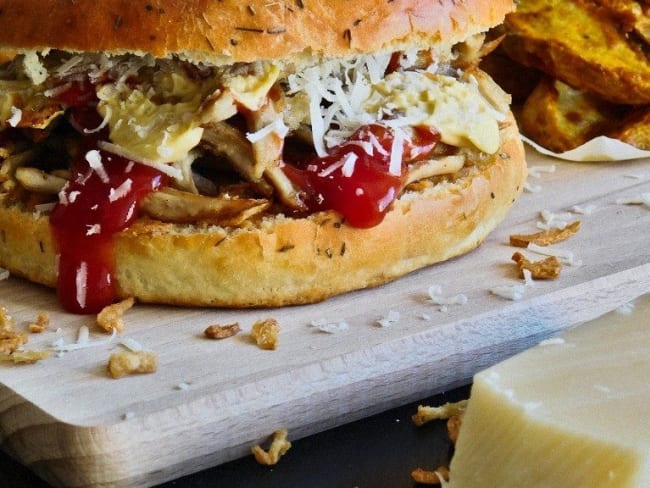 Burger au cochon avec une rouelle de porc confite au cidre