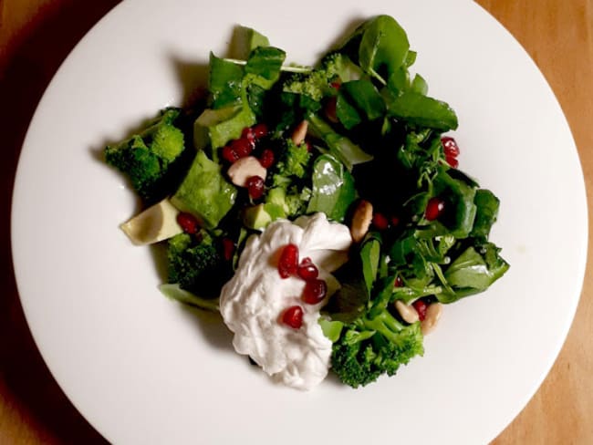 Salade tiède de brocolis, avocat et cresson, avec une sauce yaourt grec tahiné et citron